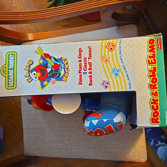 Rock and Roll Elmo 1998 - Picture 2 of 5